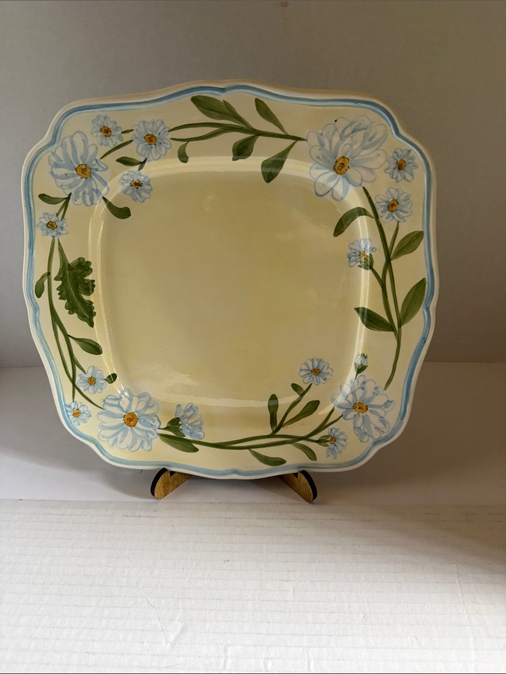 Block Daisy Chain Dinner Plate - Hand-Painted Daisy Accent